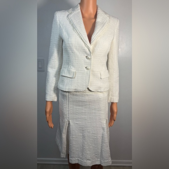 Zara Basic.
This is an elegant two-piece skirt suit crafted. - Picture 2 of 10